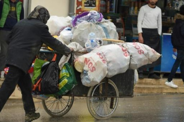 أحد منقبي النفايات في العاصمة تونس في 6 كانون الثاني/يناير 2019.