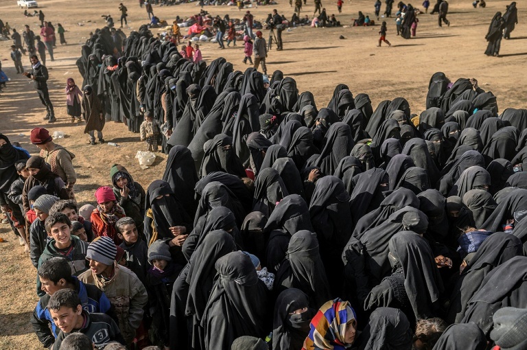 مدنيون تم إجلاؤهم من آخر جيب لتنظيم الدولة الإسلامية في شرق سوريا، في نقطة فرز تابعة لقوات سوريا الديموقراطية في 5 آذار/مارس 2019