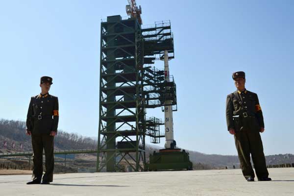  جنديان يحرسان صاروخًا في منشأة سوهي لإطلاق الأقمار الصناعية في كوريا الشمالية بتاريخ 8 أبريل 2012