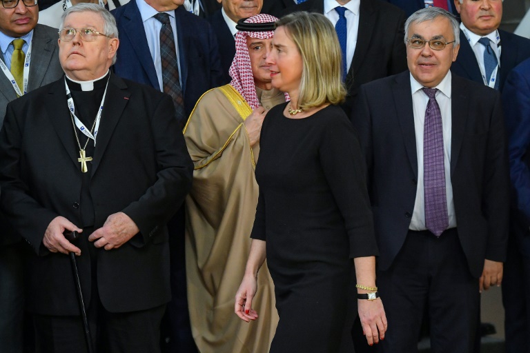 وزيرة خارجية الاتحاد الاوروبي بين مسؤولين خلال مؤتمر بروكسل للمانحين الدوليين حول مستقبل سوريا في بروكسل في 14 اذار/مارس 2019