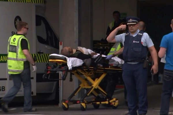 صورة من التلفزيون النيوزيلندي تظهر مصاباً لدى نقله إلى المستشفى بعد الهجوم على مسجد في 15 آذار/مارس 2019 في كرايست تشيرش 