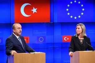 وزيرة خارجية الاتحاد الاوروبي فيديريكا موغيريني ووزير الخارجية التركي مولود تشاوش اوغلو في مؤتمر صحافي مشترك في بروكسل في 15 اذار/مارس 2019