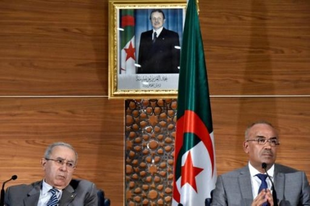 رئيس الوزراء الجزائري المكلف نور الدين بدوي (يمين الصورة) مع نائبه ووزير الخارجية رمطان لعمامرة (يسار) أثناء مؤتمر صحافي مشترك بالعاصمة الجزائرية في 14 آذار/مارس 2019.