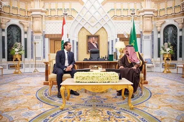 العاهل السعودي الملك سلمان بن عبد العزيز خلال استقباله رئيس الوزراء اللبناني سعد الحريري