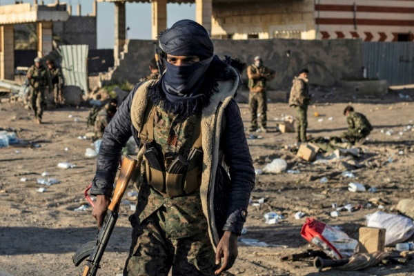 مقاتلون من قوات سوريا الديموقراطية في الباغوز في شرق سوريا في 12 مارس 2019