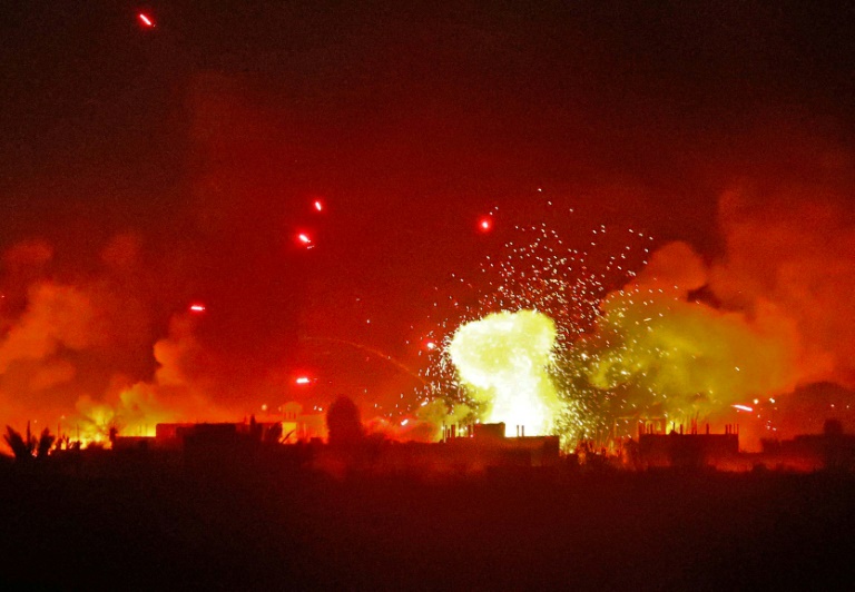 انفجارات خلال قصف ليلي من قوات سوريا الديموقراطية والتحالف الدولي على مواقع تنظيم الدولة الإسلامية في الباغوز في شرق سوريا في 11 مارس 2019