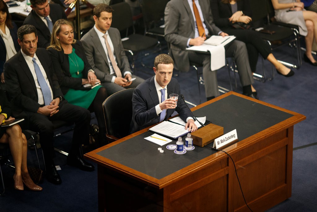 مؤسس فايسبوك خلال جلسة استماع أمام الكونغرس في أبريل الماضي