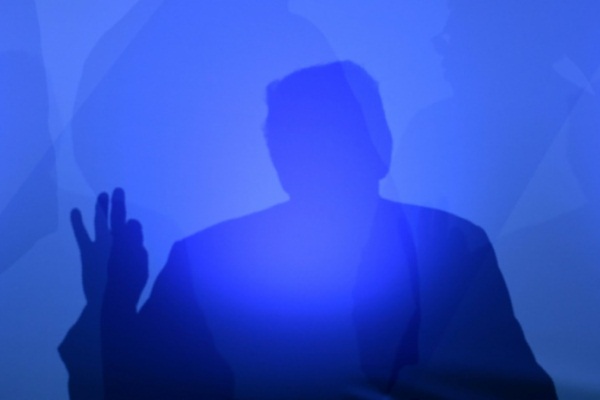ظل الرئيس الأميركي دونالد ترمب خلال مؤتمر صحافي في اليوم الثاني من قمة حلف شمال الأطلسي في بروكسل