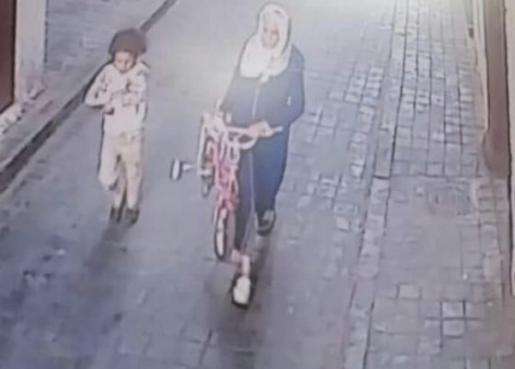 السيدة التي رصدتها كاميرا دكان بالحي رفقة الطفلة زينب ودراجتها الهوائية