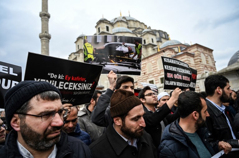 مصلون أتراك ينددون بالاعتداء في نيوزيلاندا غداة خروجهم من مسجد في اسطنبول يوم الجمعة