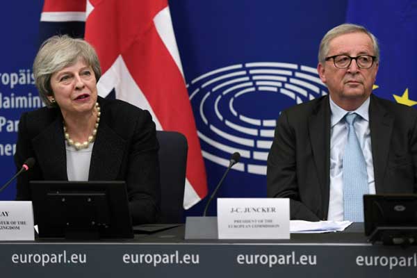 رئيس المفوضية الأوروبية جان كلود يونكر ورئيسة الوزراء البريطانية تيريزا ماي في مؤتمر صحافي بعد لقائهما في ستراسبورغ في فرنسا أمس الاثنين 11 مارس 2019