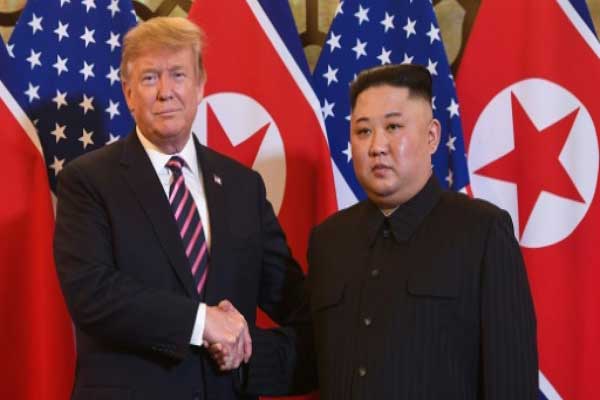 الرئيس الأميركي دونالد ترمب والزعيم الكوري الشمالي كيم جونغ أون يتصافحان في مستهل قمتهما الثانية في هانوي في 27 فبراير 2019 