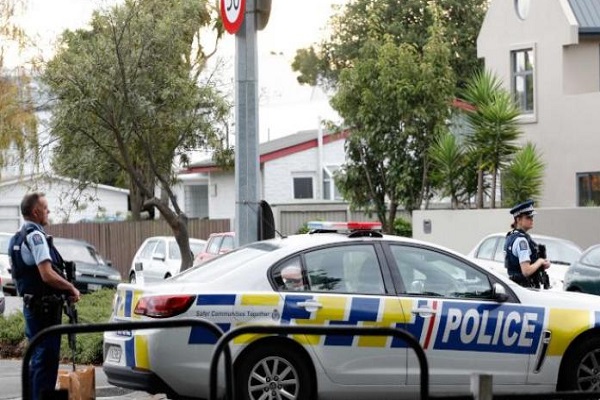 الشرطة النيوزيلندية بالقرب من مسجد النور