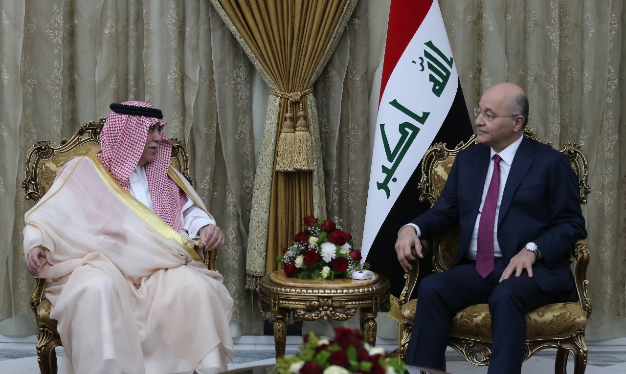 الرئيس العراقي برهم صالح مستقبلا وزير التجارة والاستثمار السعودي ماجد القصبي