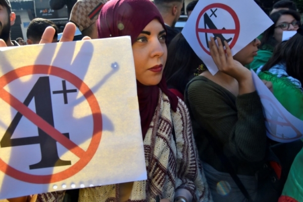 طلاب يتظاهرون ضد تمديد الولاية الرابعة للرئيس الجزائري عبد العزيز بو تفليقة في 12 مارس 2019