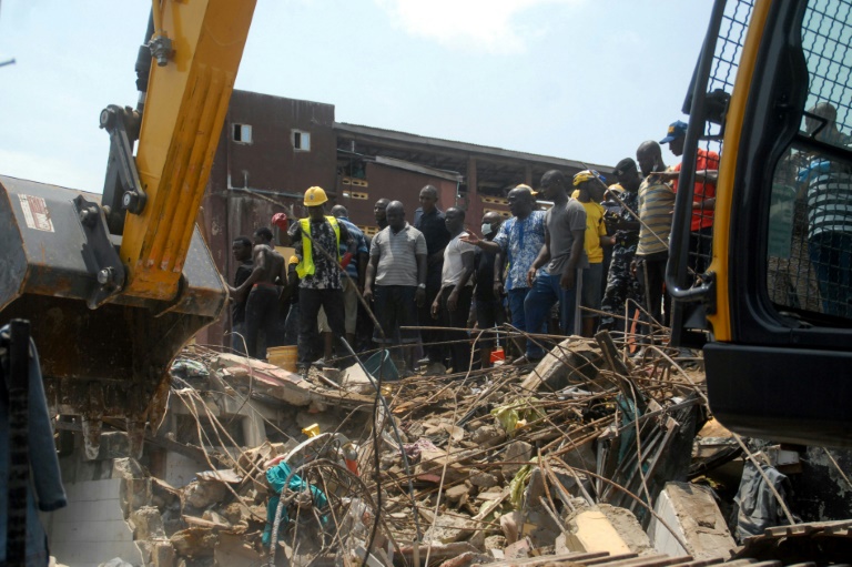  8 قتلى على الأقل جراء انهيار مبنى يضم مدرسة في لاغوس