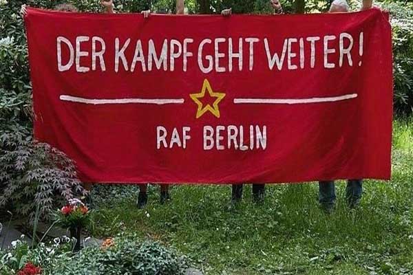 صورة للافتة الحمراء على قبر ماينهوف ببرلين