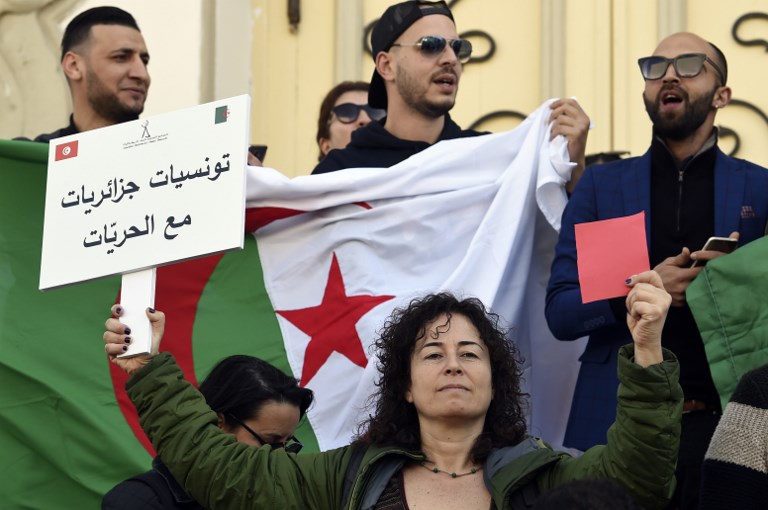 تونسيون يتظاهرون دعما لحراك الشعب الجزائري