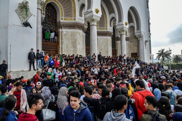 متظاهرون أمام المقر الرئيسي للبريد في وسط العاصمة الجزائرية في العاشر من مارس 2019