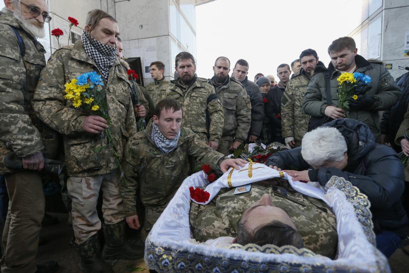 جنود أوكرانيون يودعون زميلا لهم قتل في مواجهات مع انفصاليين تدعمهم روسيا - أرشيفية
