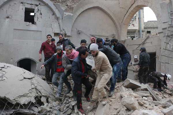 محاولة إنقاذ مدنيين في إدلب إثر غارة روسية