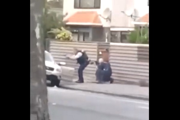 صورة من مقطع الفيديو الذي يظهر - بحسب وسائل الإعلام ومواقع التواصل - لحظة القبض على أحد منفذي هجوم المسجدين 