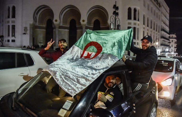 جزائريون يحتفلون بنصرهم بعد اجهاضهم مساعي العهدة الخامسة