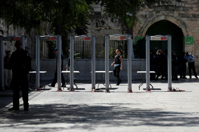 الشرطة الإسرائيلية تغلق المسجد الأقصى إثر مواجهات مع فلسطينيين