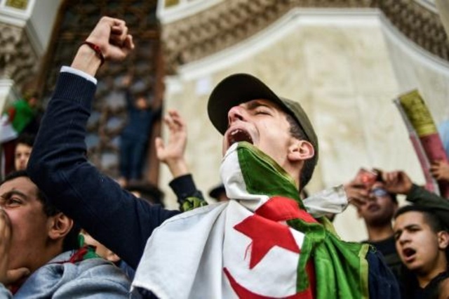 طلاب جزائريون يتظاهرون أمام مكتب البريد المركزي في العاصمة احتجاجا على ولاية خامسة للرئيس عبد العزيز بوتفليقة، الأحد 10 مارس 2019
