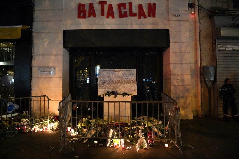 شموع وزهور ورسائل تكريمية للضحايا امام مسرح باتاكلان في الذكرى الثانية للاعتداء، في 13 تشرين الثاني/نوفمبر 2017