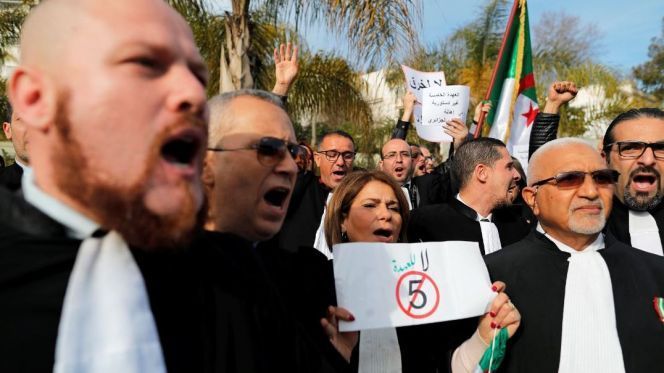 قضاة جزائريون يرفضون العهدة الخامسة في مدينة بجاية