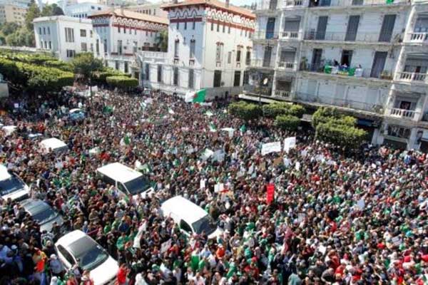 تظاهرة حاشدة قرب ساحة أول مايو في العاصمة الجزائرية في 15 مارس 2019 رفضًا لبقاء الرئيس عبد العزيز بوتفليقة في السلطة