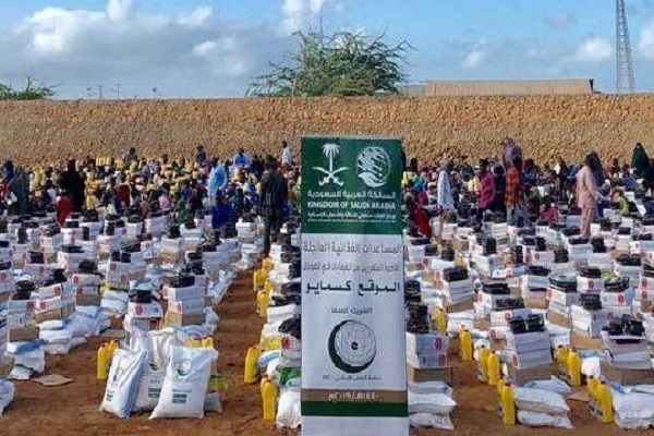 توزيع مركز الملك سلمان للاغاثة الغذاء في الصومال