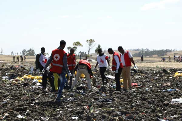  فرق من الصليب الأحمر قرب بشفوتو في إثيوبيا موقع تحطم الطائرة التابعة للخطوط الجوية الإثيوبية في 10 مارس 2019