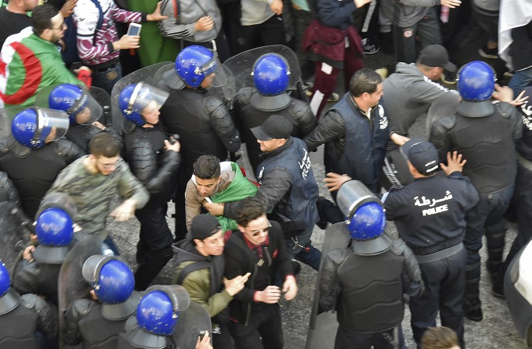 احتكاك بين محتجين وقوات الشرطة الجزائرية 