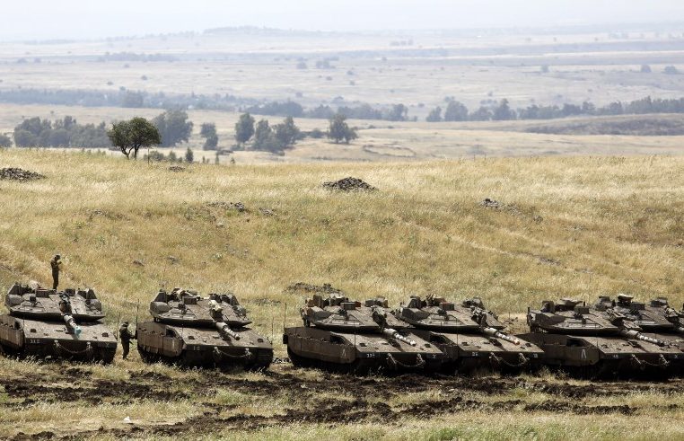 انتشار لدبابات 'مركافاه' الإسرائيلية بالقرب من الحدود السورية على الجانب الإسرائيلي من مرتفعات الجولان