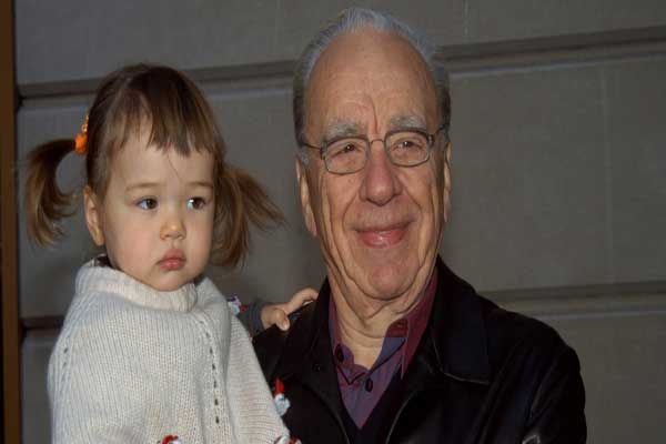 روبرت مردوخ مصطحبًا ابنته، غريس، إلى عرض فيلم 