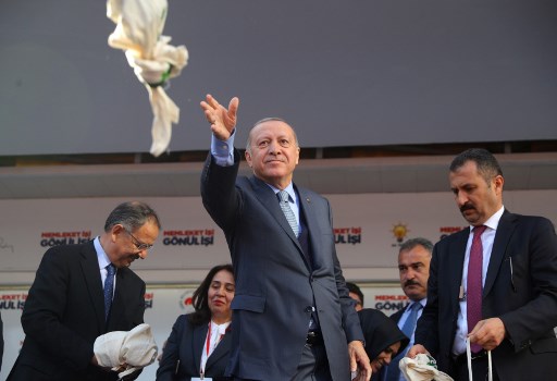 اردوغان يعتمد المهارات الكلامية والغناء لاجتذاب الناخبين