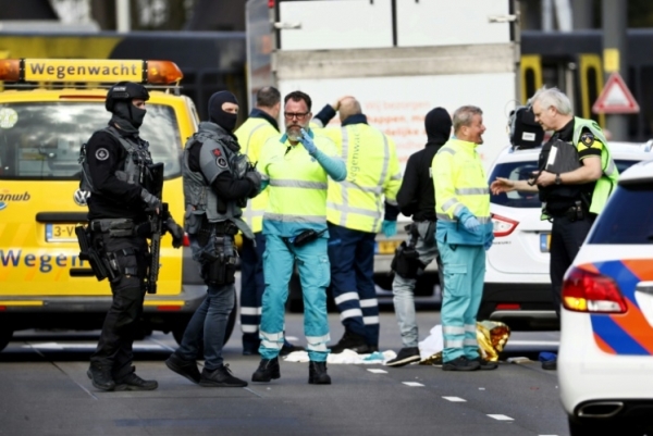 الشرطة وخدمات الطوارئ في منطقة 24 اكتوبر بلاين في مدينة اوتريخت الهولندية بعد حادث إطلاق نار