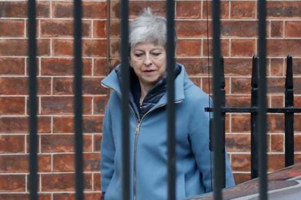 رئيسة الوزراء البريطانية تيريزا ماي مغادرة مقرها في وسط لندن، الخميس 21 مارس 2019