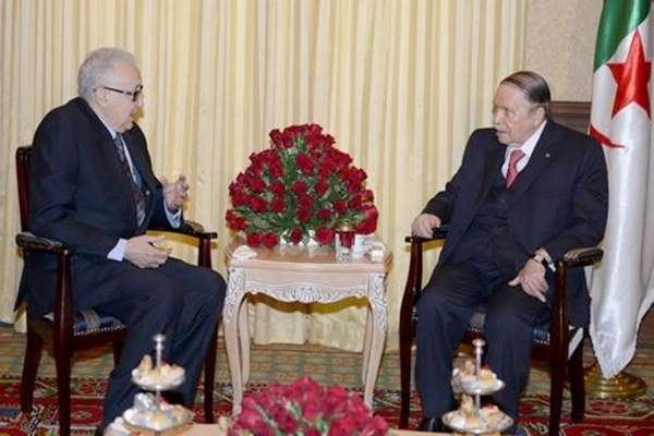 الأخضر الإبراهيمي خلال لقاء مع الرئيس عبدالعزيز بوتفليقة