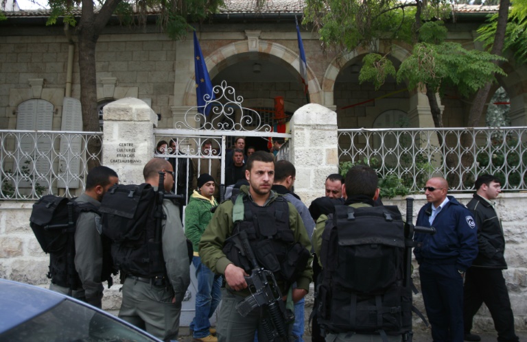 حرس الحدود الاسرائيلي يطوق مدخل المركز الثقافي الفرنسي في القدس الشرقية 
