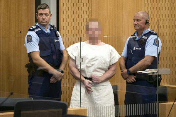 الأسترالي برينتون تارنت منفّذ الاعتداء على مسجدين في كرايست تشيرش في نيوزيلندا اثناء مثوله أمام المحكمة في 16 مارس 2019