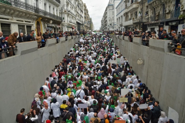 طلاب وموظفو قطاع الصحة يتظاهرون في الجزائر العاصمة في 19 مارس 2019