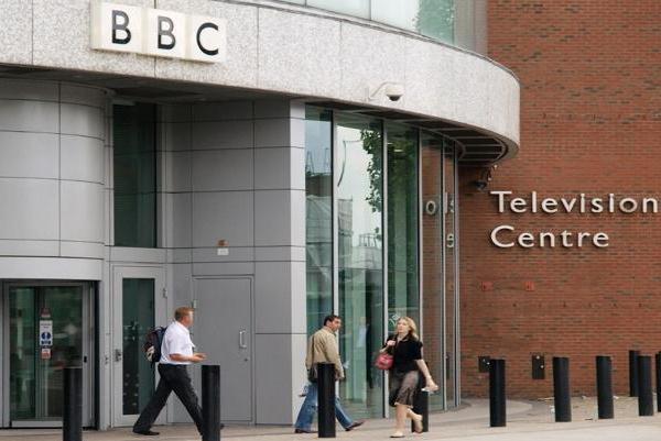 رئيس بي بي سي يدعو الحكومة إلى مساعدة القنوات التلفزيونية