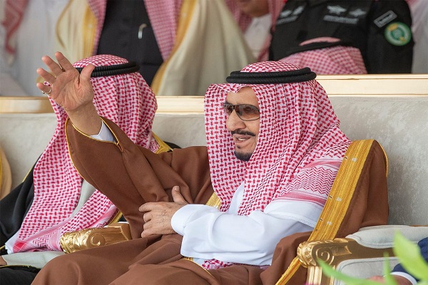 العاهل السعودي الملك سلمان بن عبد العزيز خلال افتتاح مهرجان الإبل