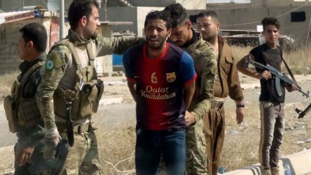 قوات كردية توقف شخصا يشبته بأنه منتسب لتنظيم الدولة داعش (AFP)