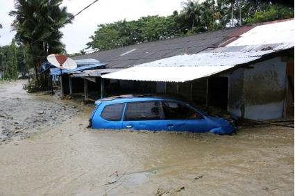 إرتفاع حصيلة ضحايا فيضانات إندونيسيا الى 89 قتيلا