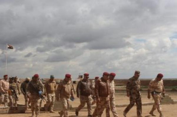 قادة عسكريون عراقيون يتفقدون الإجراءات العسكرية الاحترازية على الحدود مع سوريا