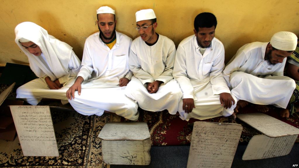 مريدون لإحدى الزوايا الصوفية في الجزائر - ارشيفية 